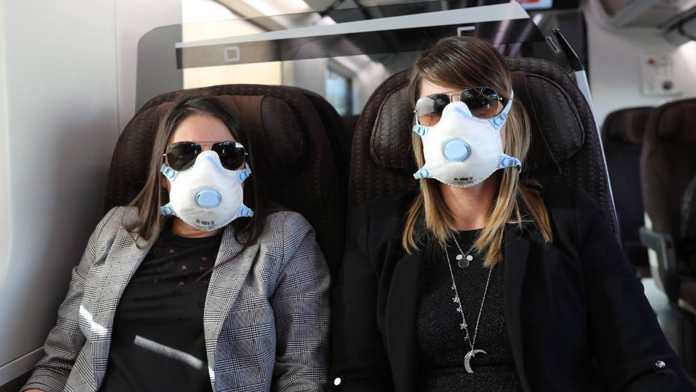 意大利游客配戴口罩，从罗马乘火车到米兰