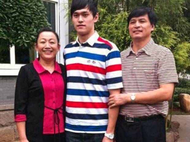 孙杨与父母的合照