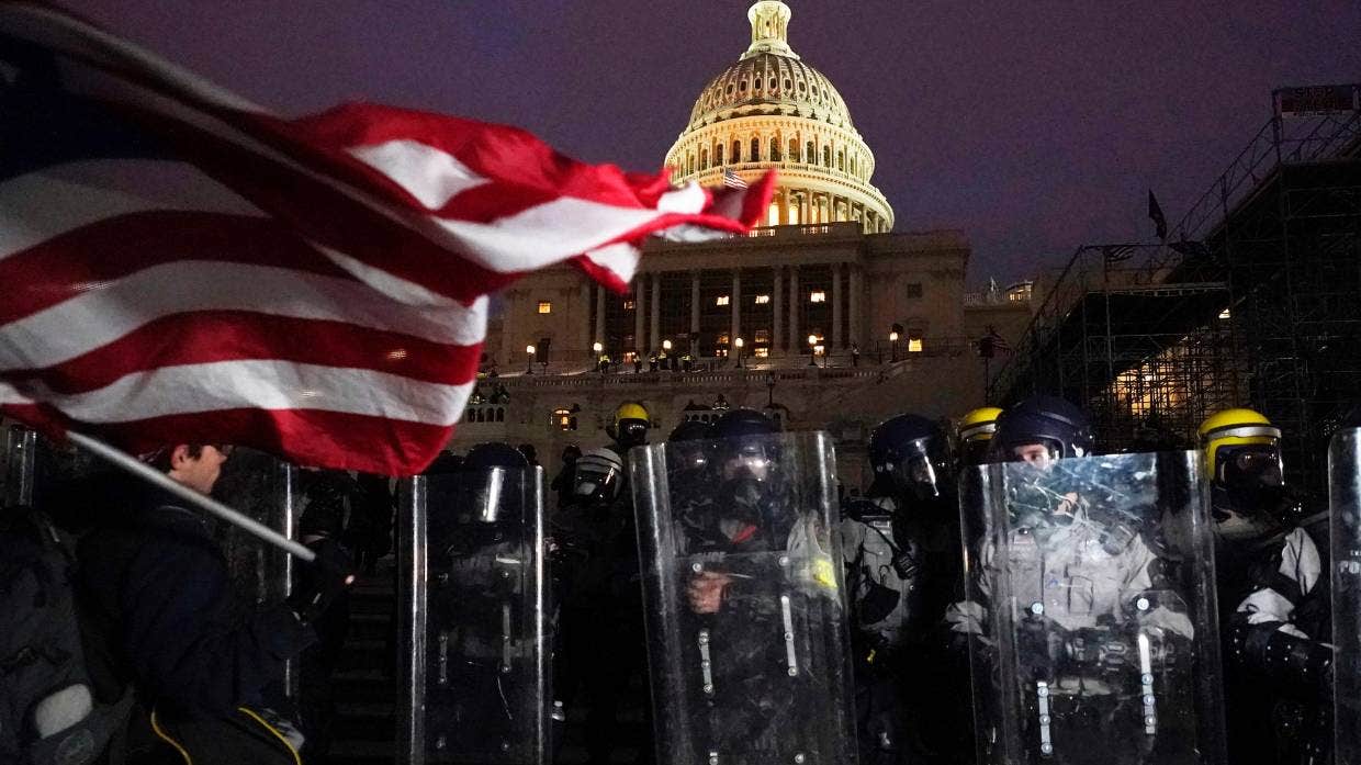 新闻直播?：特朗普支持者冲进国会大厦，华盛顿将实施宵禁