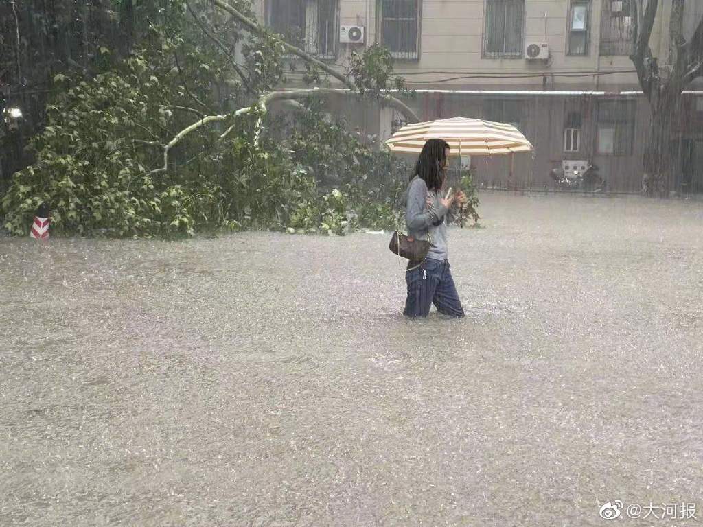 河南郑州特大暴雨持续，全市成湖泊，交通瘫痪