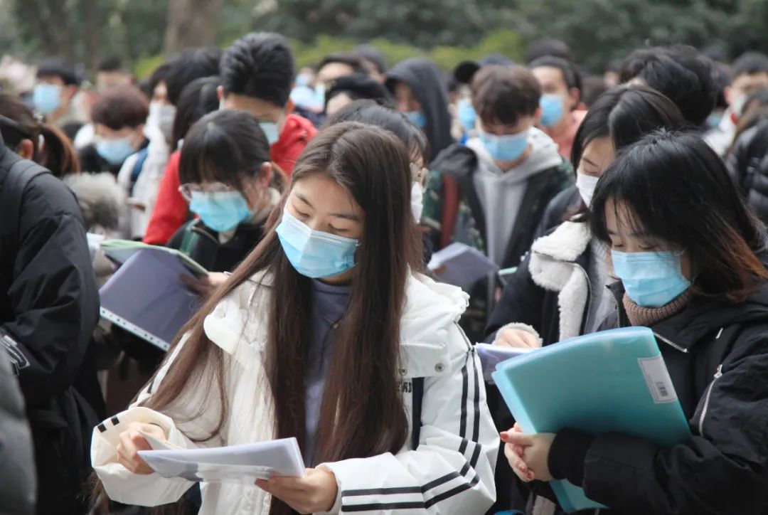 中国学历内卷，名校毕业生争当卷烟工人