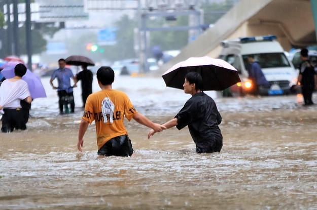 Deadly flooding paralyzes Henan province in China | DW News