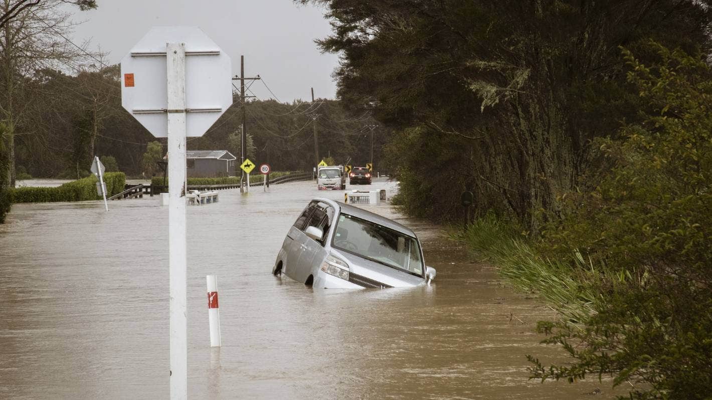 奥克兰西部遭暴雨侵袭，至少60家住户紧急疏散