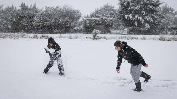 受低气压过境影响，新西兰南岛和北岛中部今日出现降雪