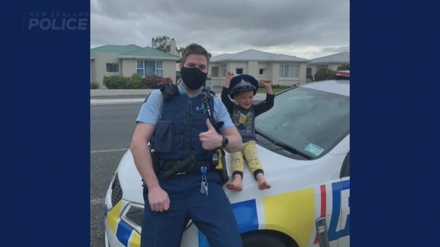 暖心：南岛接警，4岁小男孩邀请警官去看他的玩具