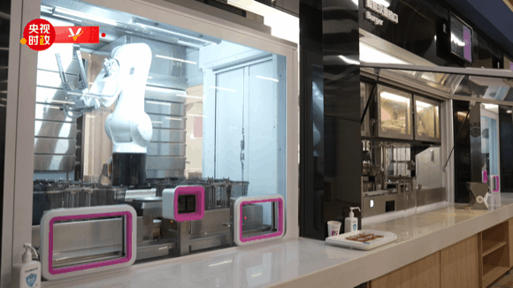 北京冬奥推出智慧餐厅，炒菜上菜都是由机器人完成