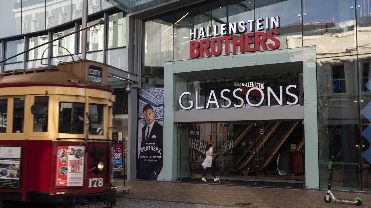 新西兰服装零售商哈伦斯坦·格拉森公司（Hallenstein Glasson）预计上半财年利润受疫情影响下降44%