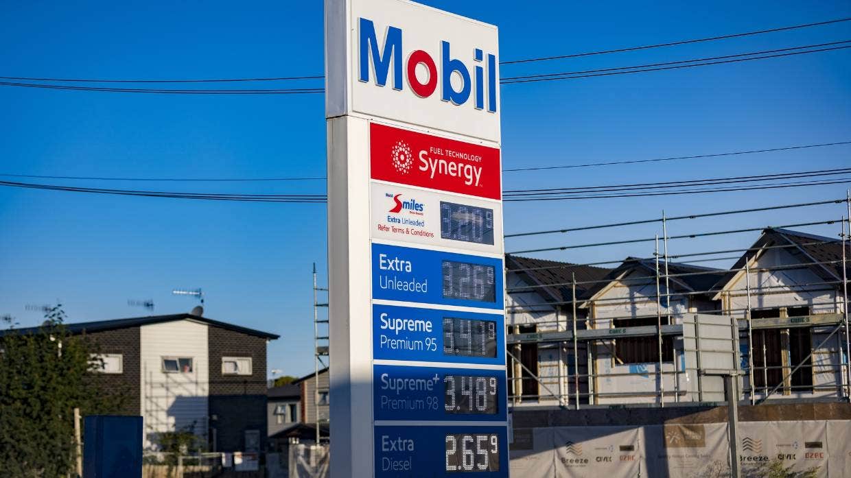 新西兰政府宣布接下来三个月里，燃油税每升减税25分，公共交通票价减半，路税降低