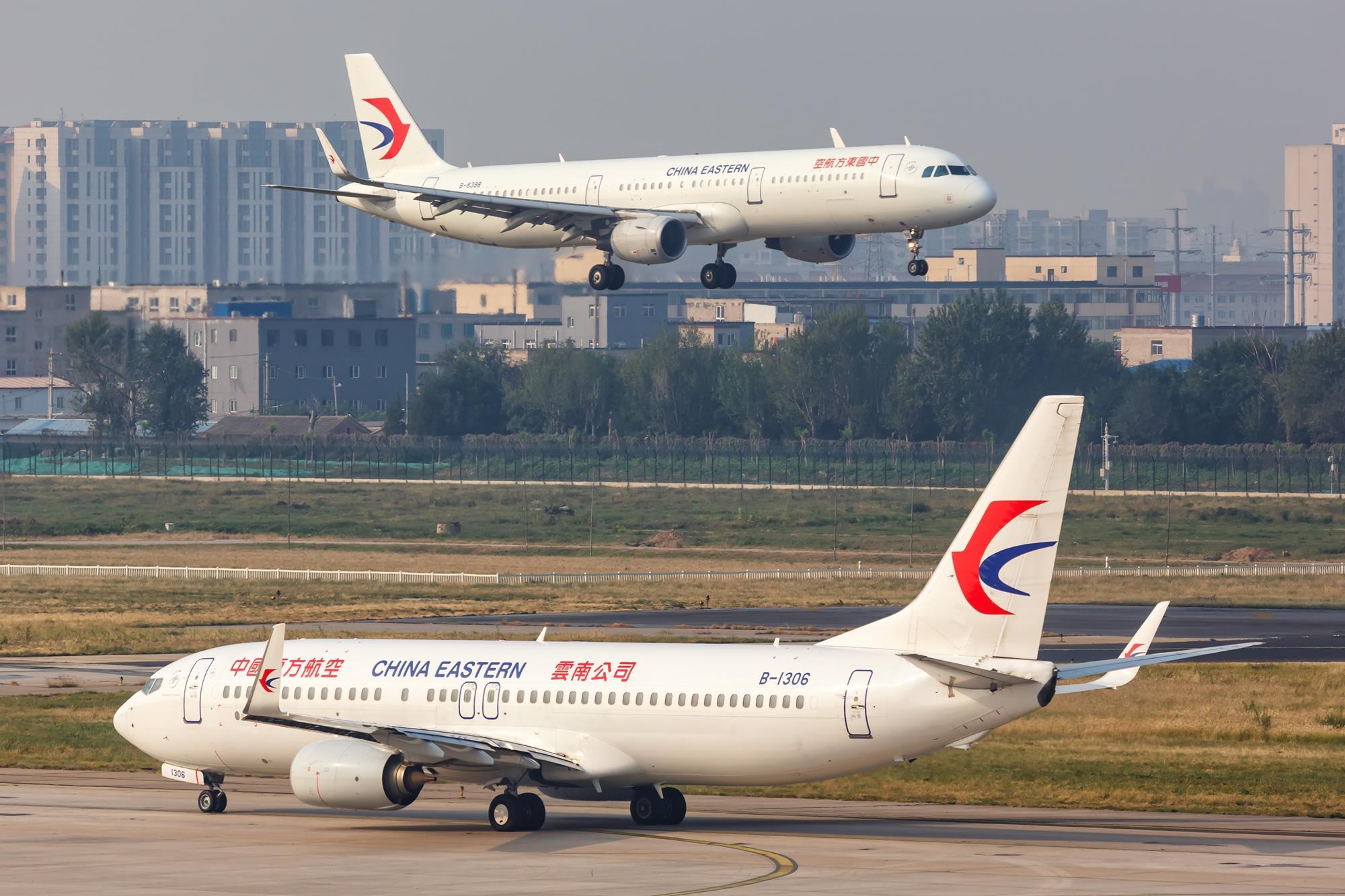 中国东方航空的一架载有132名乘客的波音737客机在广西坠机