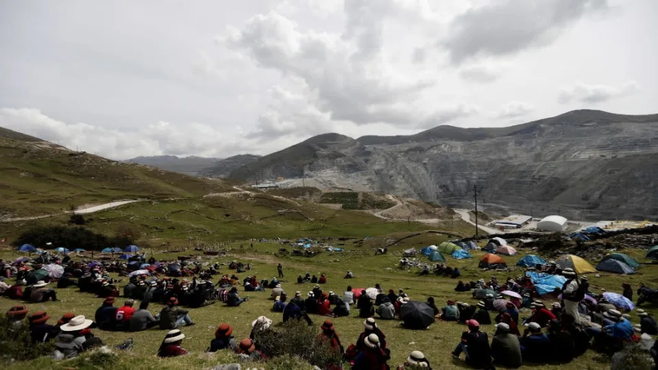 央企中国五矿的秘鲁铜矿踢铁板，遭当地居民暴力抗争暂时停产
