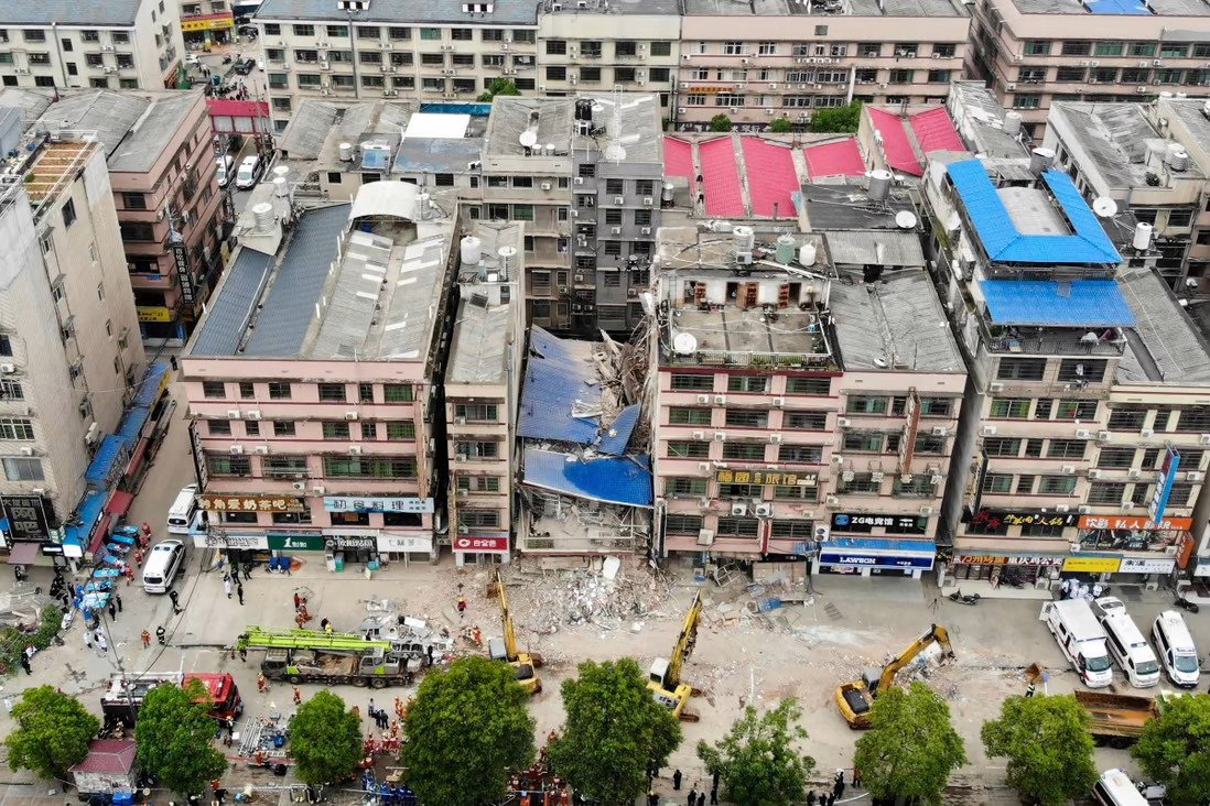 湖南长沙一栋6层变8层的违建楼房倒塌，遇难者多为大学生