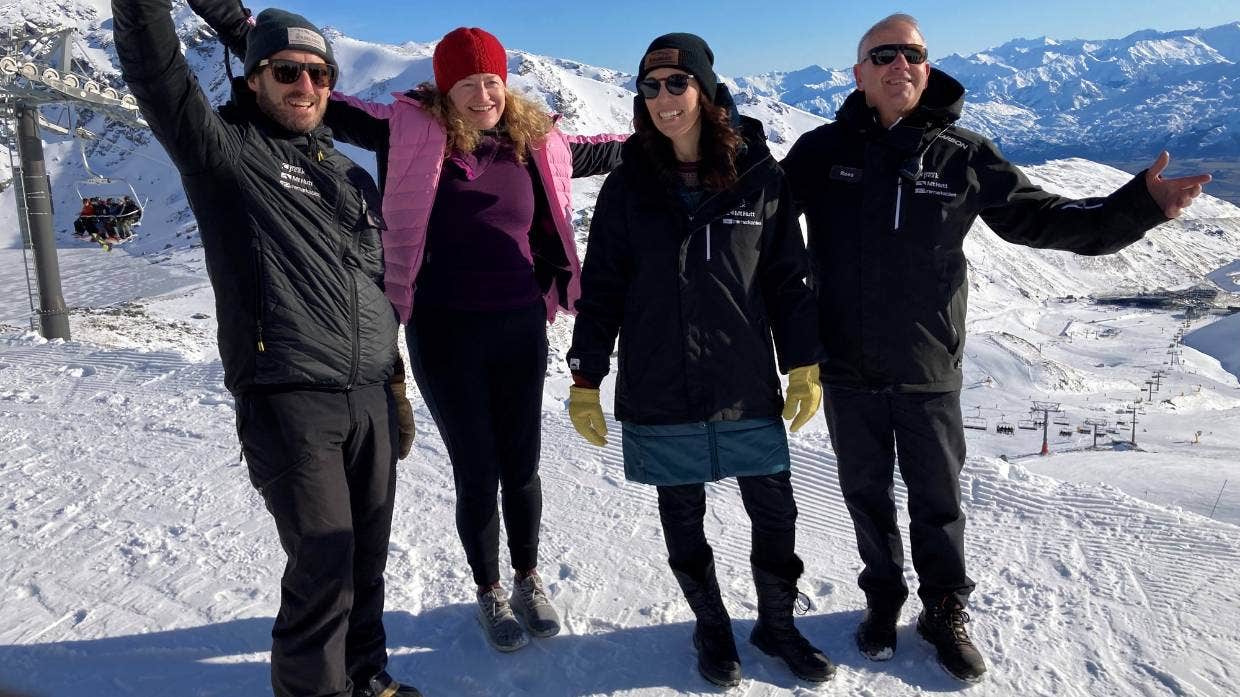 新西兰总理在皇后镇滑雪场欢迎冬季游客