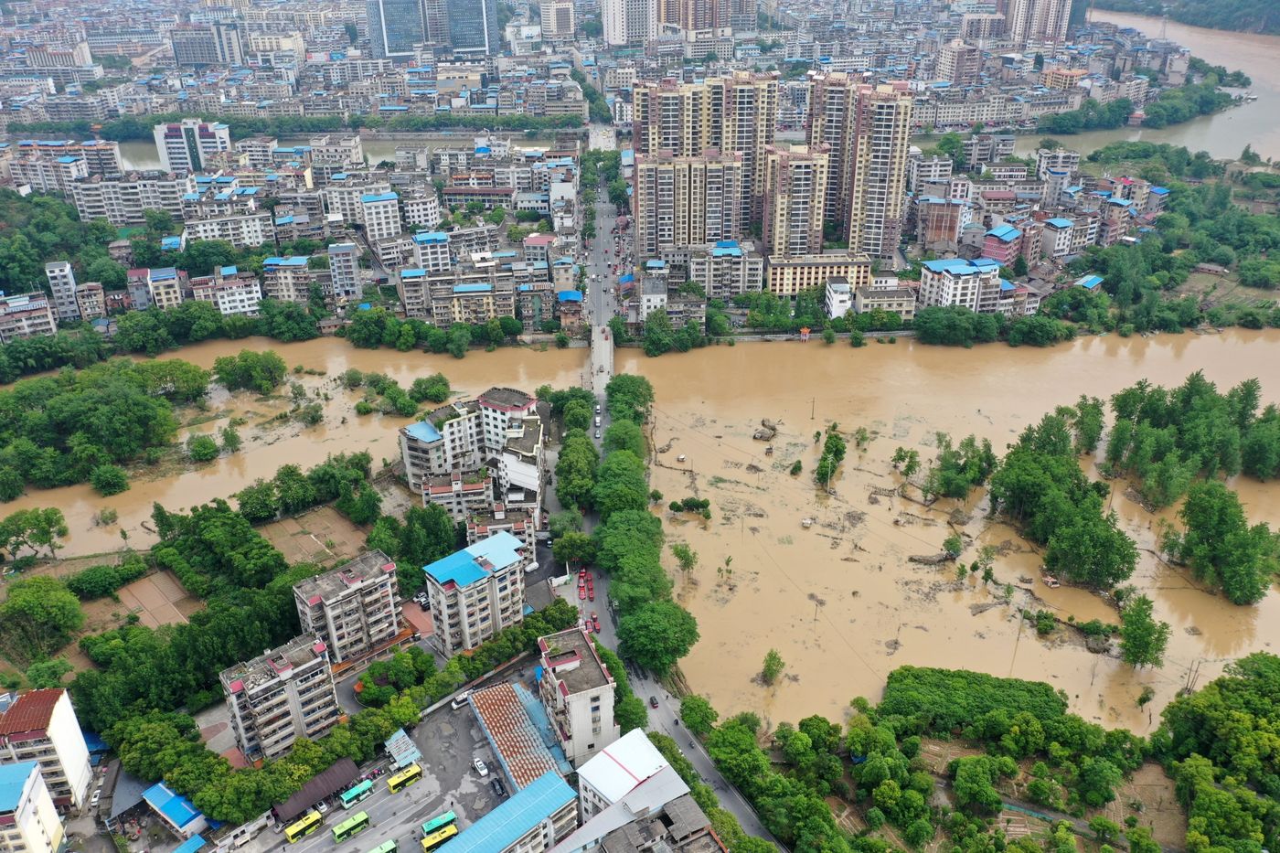 中国进入汛期，多省出现暴雨洪灾