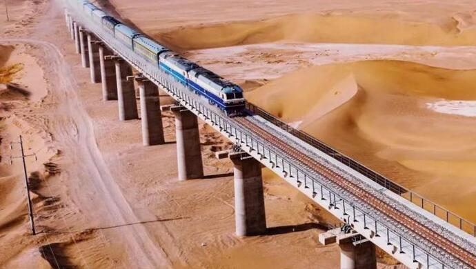 全球首创：中国贯通全球首条环沙漠铁路，穿越南疆