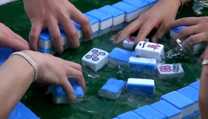China beats record heatwave with water mahjong and pools of ice 中国多地遭遇高温，市民打水上麻将 | South China Morning Post 南华早报