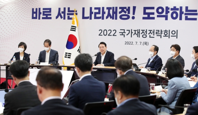 官员减薪，韩国财政预算明年勒紧裤腰带救经济