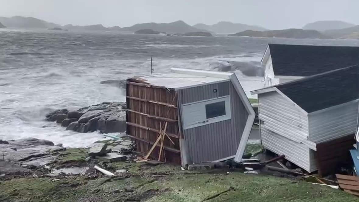 飓风“菲奥娜”登陆加拿大，多地房屋被冲垮，50多万户居民断电