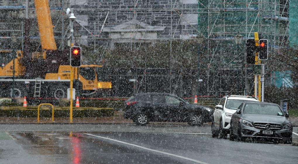 全国多地现雨雪大风天气，网友表示在过假春天