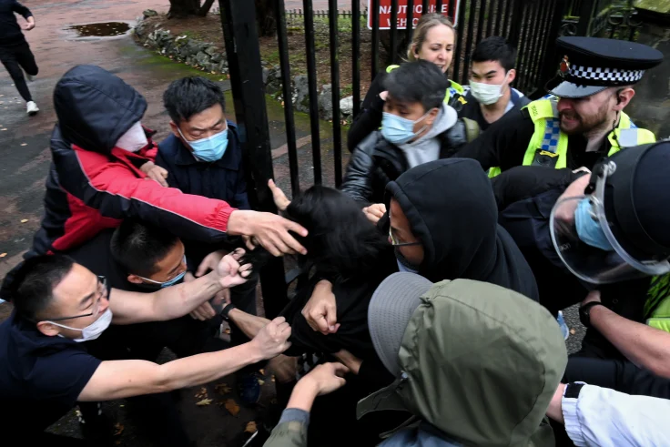 Hong Kong protester dragged into Manchester Chinese consulate grounds and beaten up 中国驻曼彻斯特总领事馆领事人员暴打馆外香港抗议者| BBC 英国广播公司