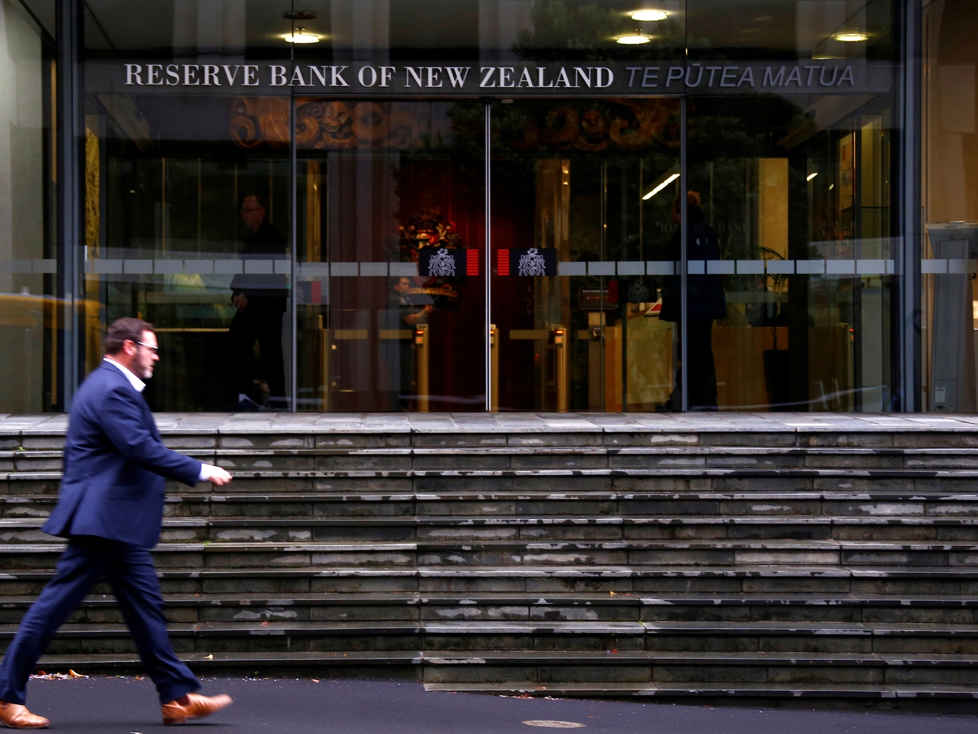 新西兰储备银行发布负资产警告