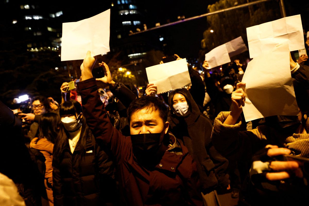 中国爆发“白纸运动”蔓延全球，英国BBC记者到上海现场采访遭警察拖打逮捕