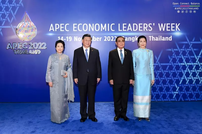 APEC花絮：东道主泰国总理在欢迎会想与习近平握手未成显尴尬，在开幕礼终于握上手