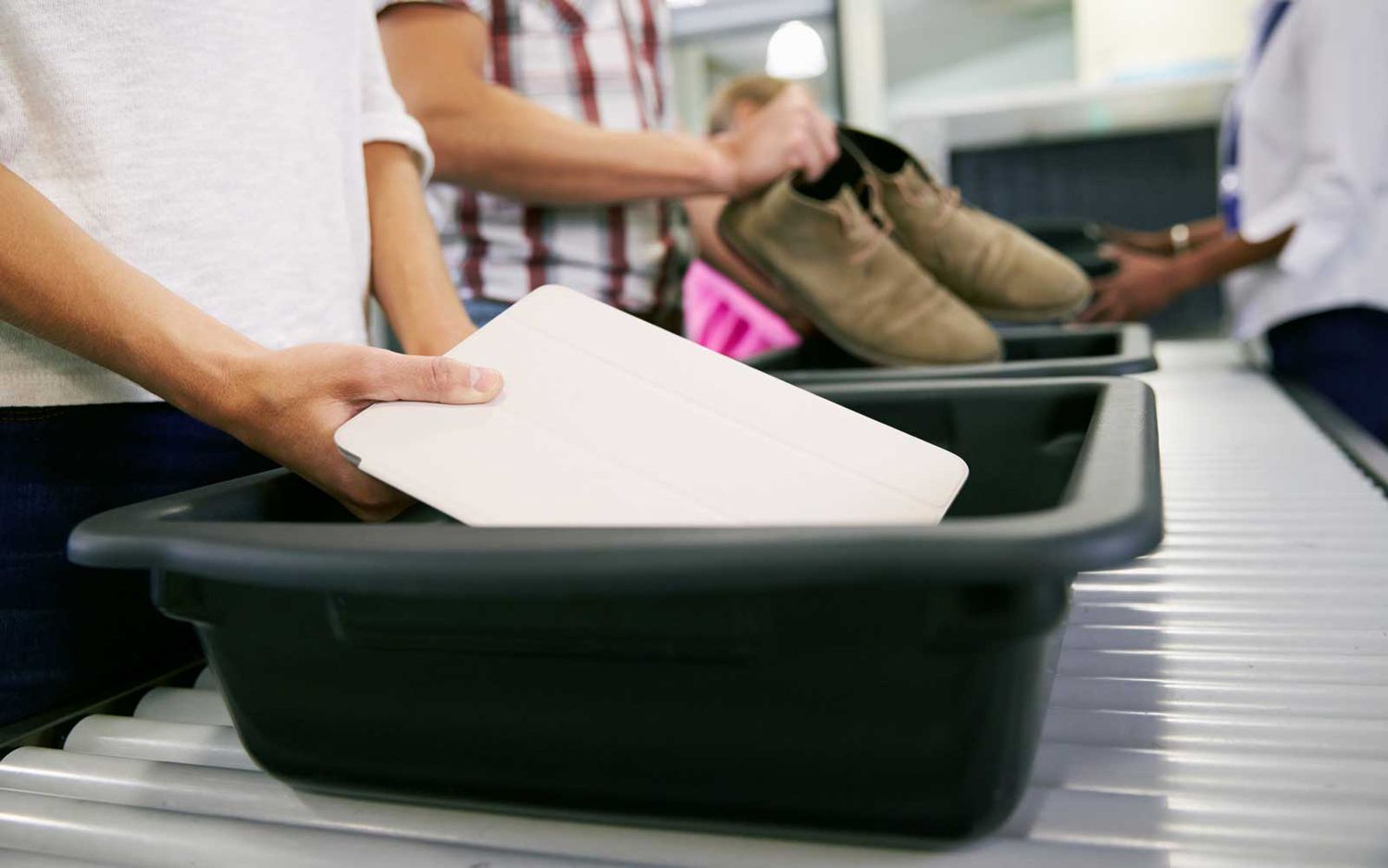 机场安检为什么要把笔记本电脑单独拿出来？