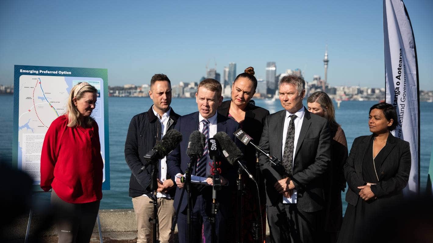新西兰总理公布一项雄心勃勃的计划，将在奥克兰海港建设两条道路隧道和一条轻轨隧道