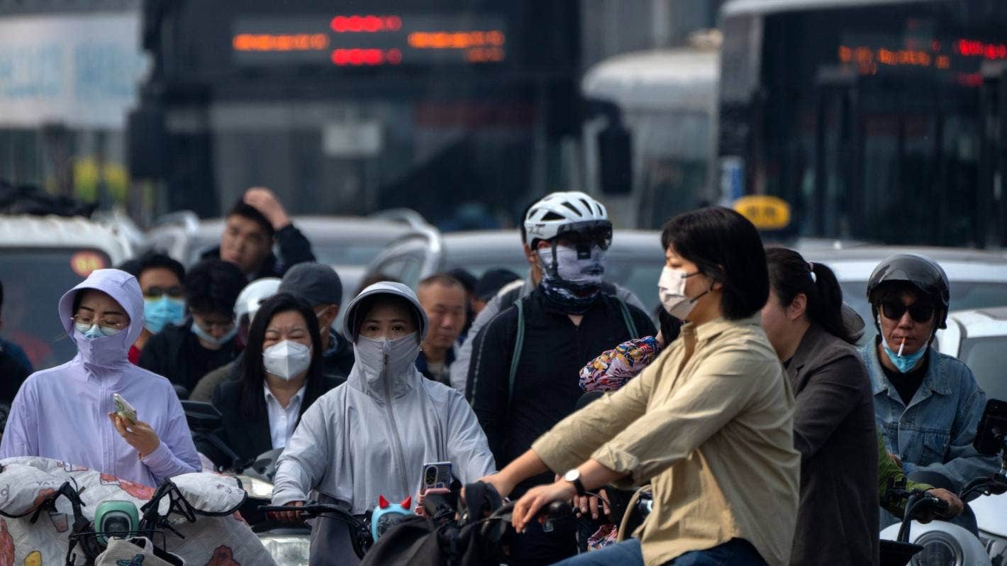 是否需要担心中国最新爆发的一波肺炎疫情？