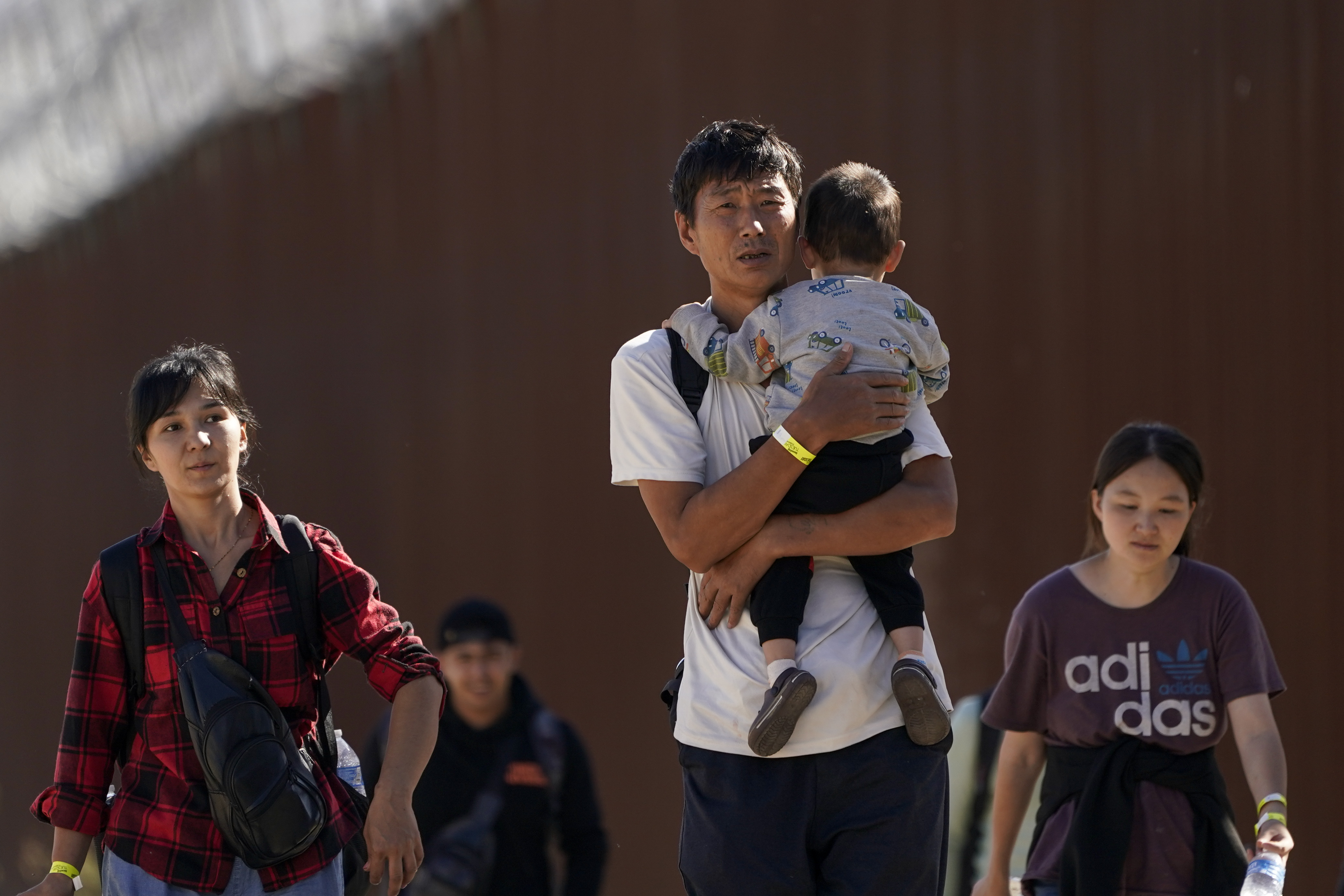 Chinese migrants are fastest growing group crossing into U.S. from Mexico 中国人是从墨西哥走线进入美国增长最快的群体 | CBS 哥伦比亚广播公司