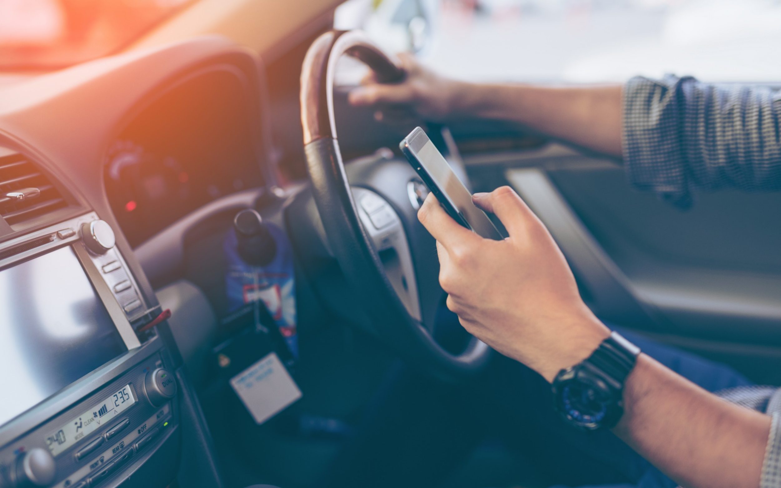 驾驶时使用手机违规行为剧增，新西兰警方去年罚款收入高达870万纽币