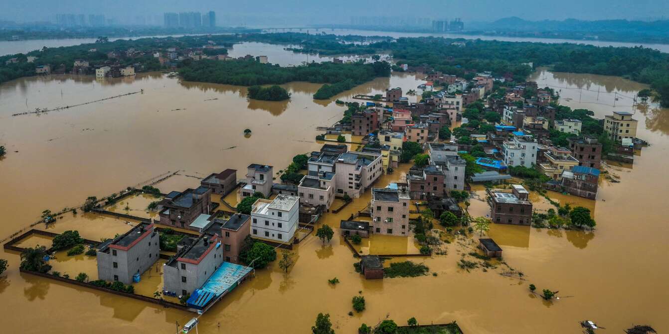 Chinese residents battle record-breaking rainstorm 中国居民正与创纪录的暴雨洪灾作斗争 | South China Morning Post 南华早报