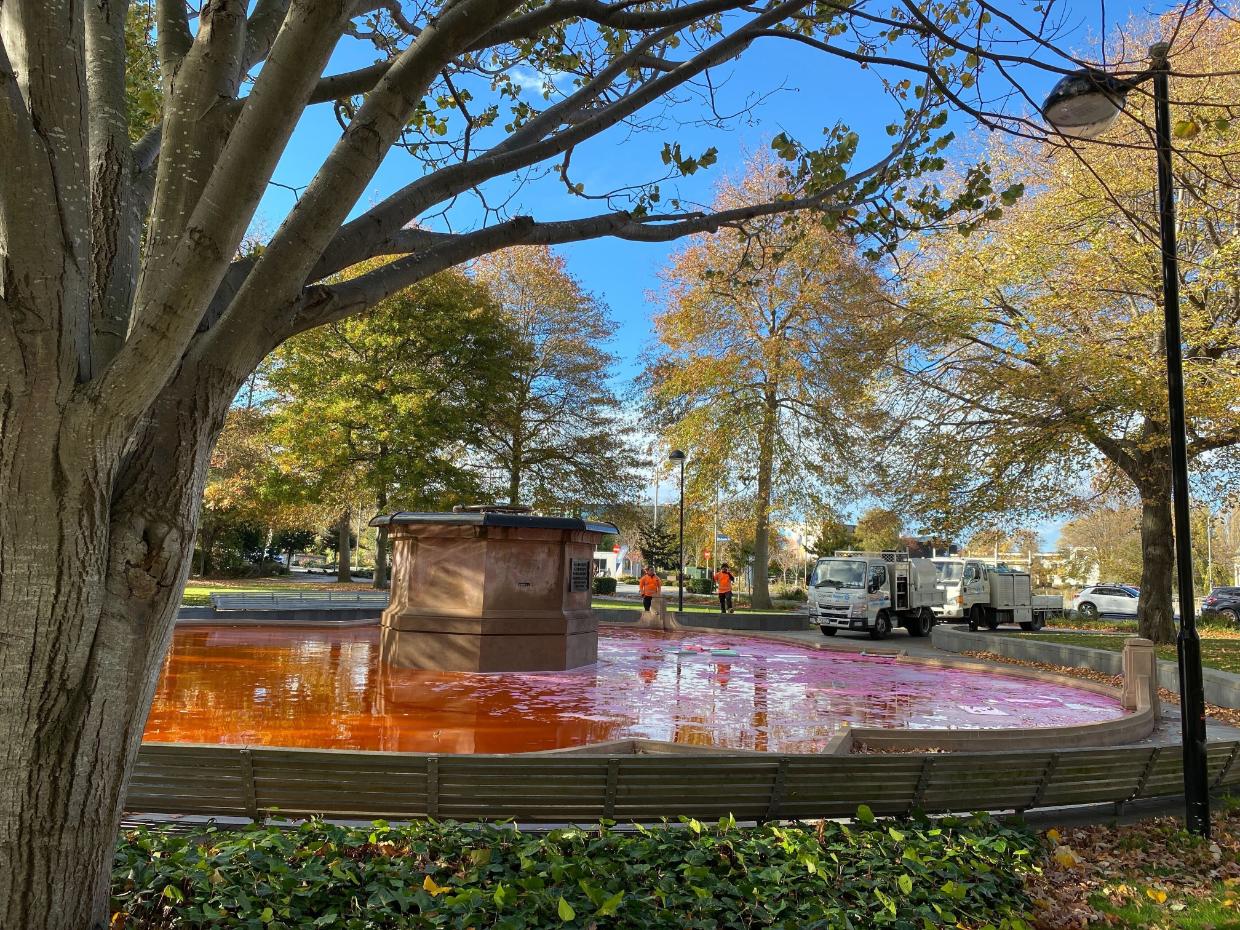 澳新兵团日：新西兰各地举行反战抗议活动，将喷泉涂成红色