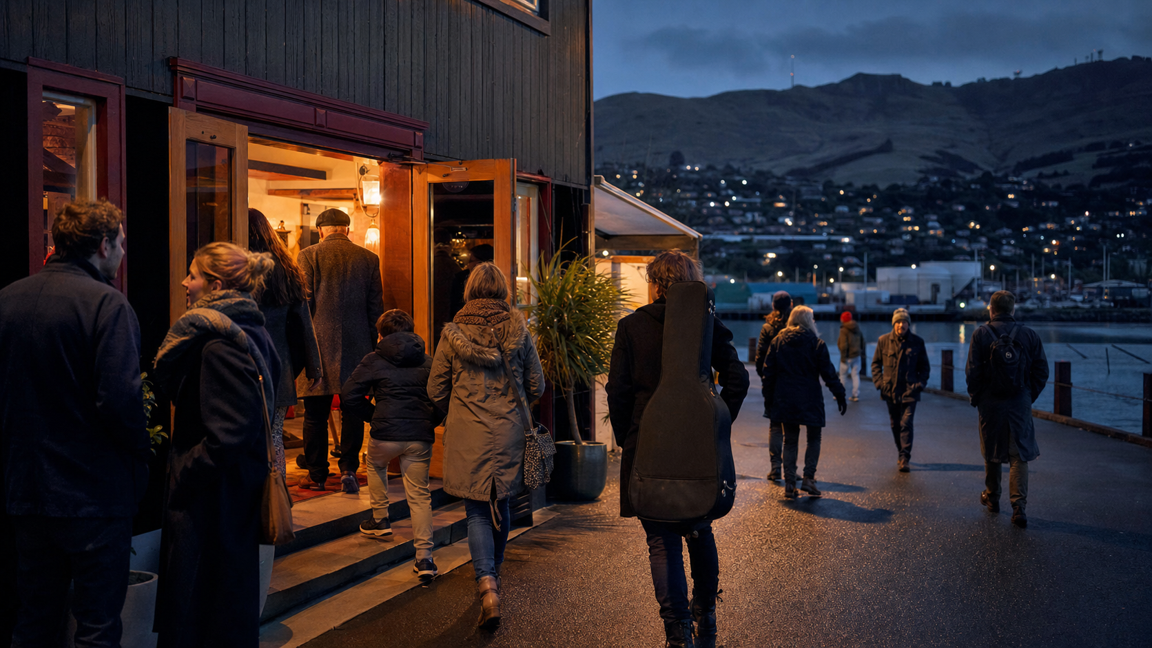 Lyttelton 冬夜艺术节场馆外的人群