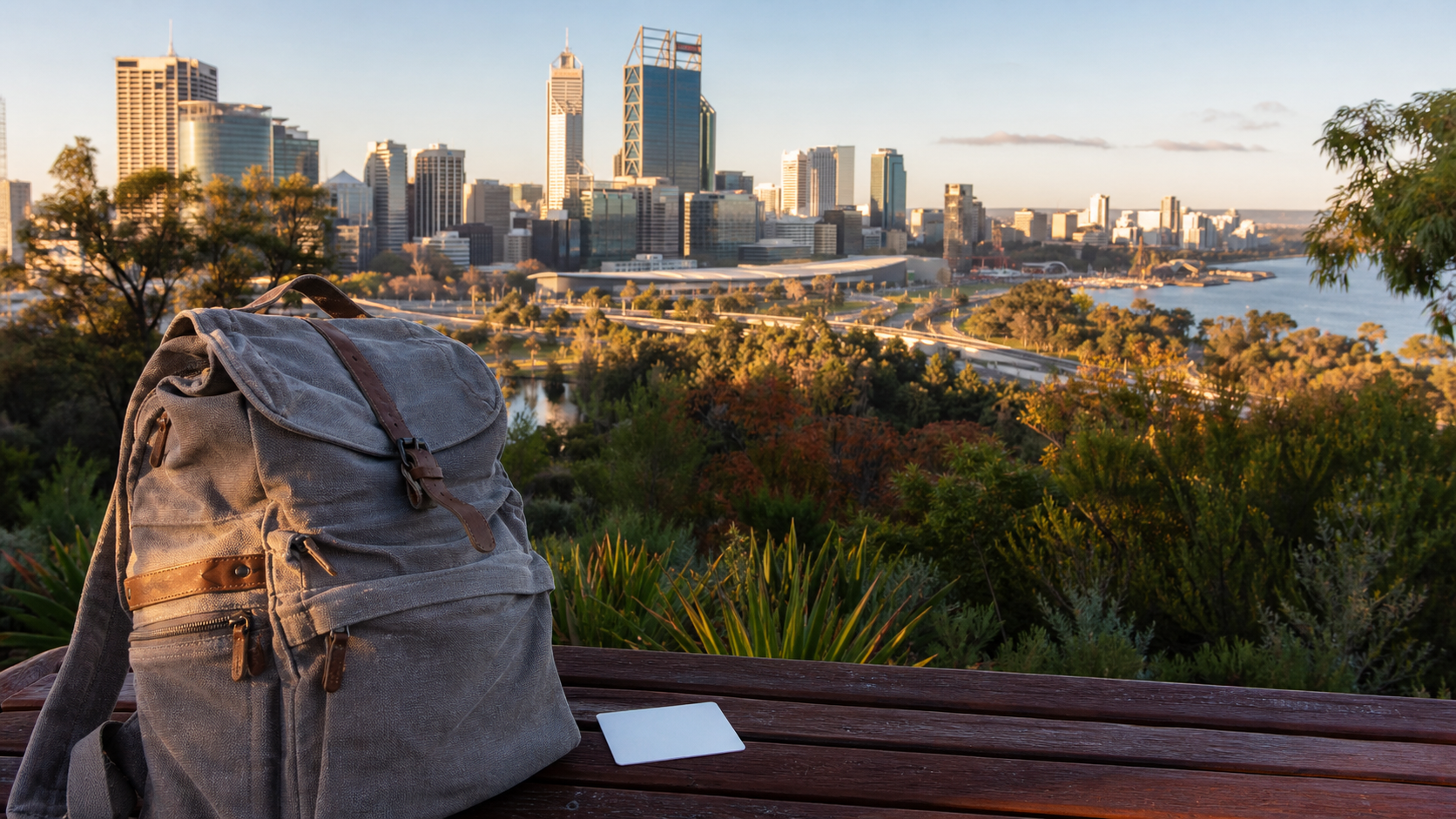 Kings Park 视角下的 Perth 天际线和旅行背包