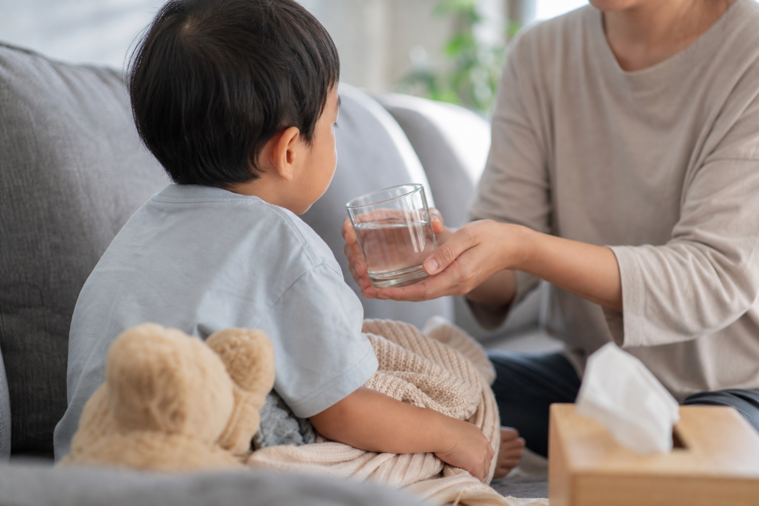 孩子手脚嘴起小疹子：手足口病在家怎么照顾，什么时候别硬送托育