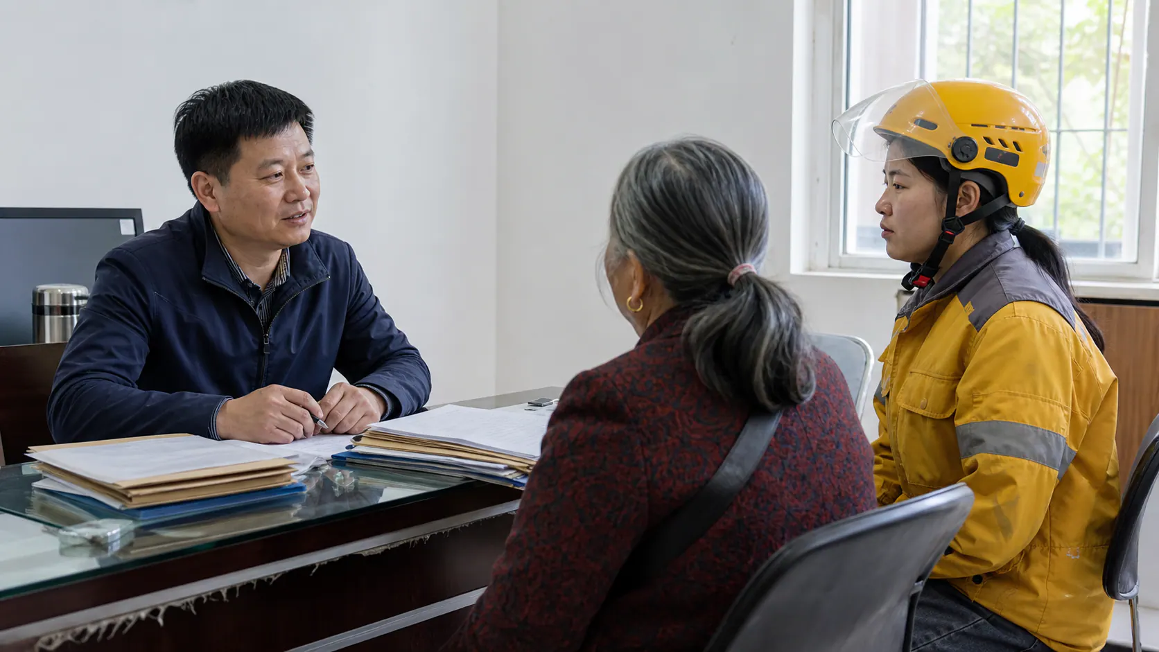 社会救助不该靠一个人反复证明自己有多困难：中国首部社会救助法落地后，真正考验在基层