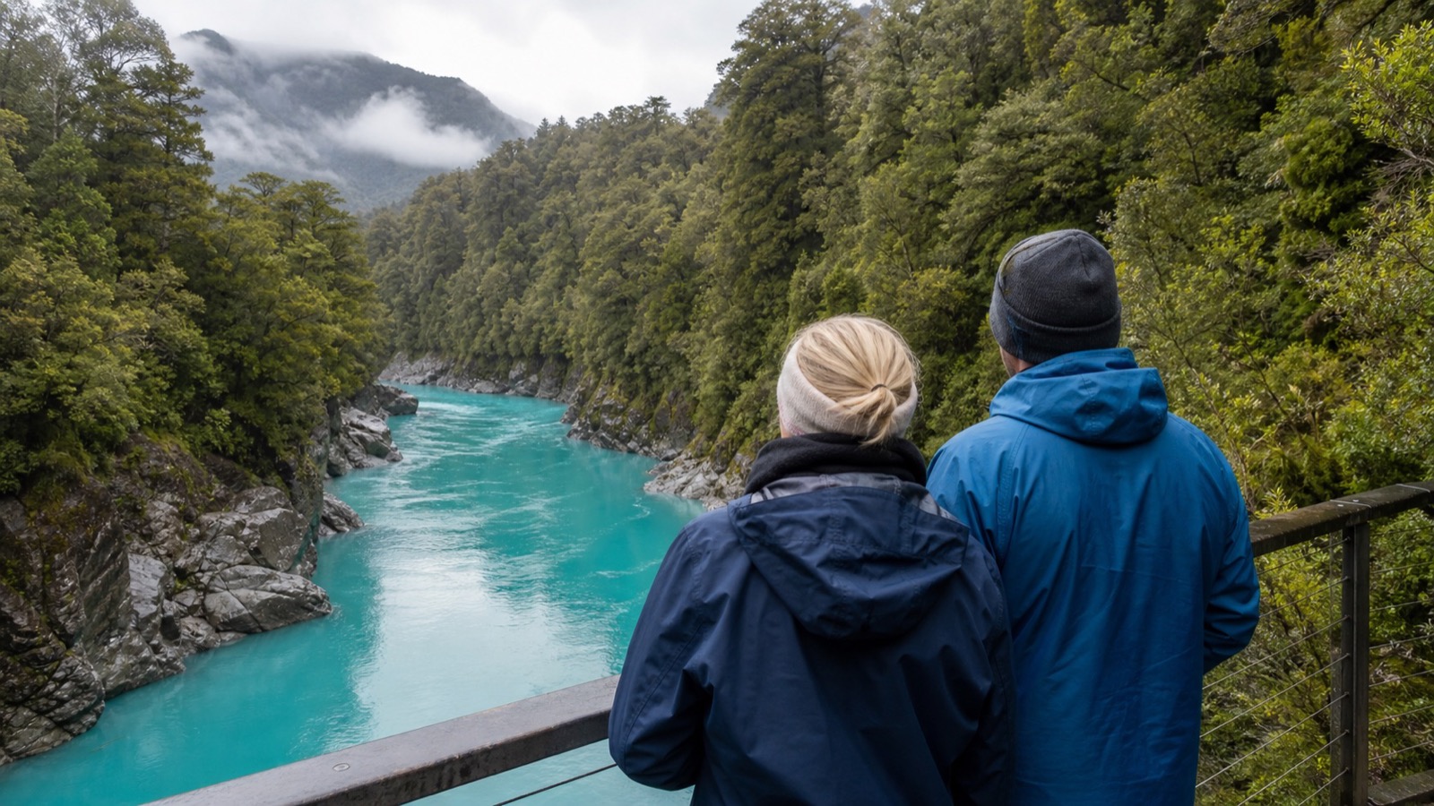 霍基蒂卡峡谷冬季蓝绿色河水和雨林观景台上的旅行者