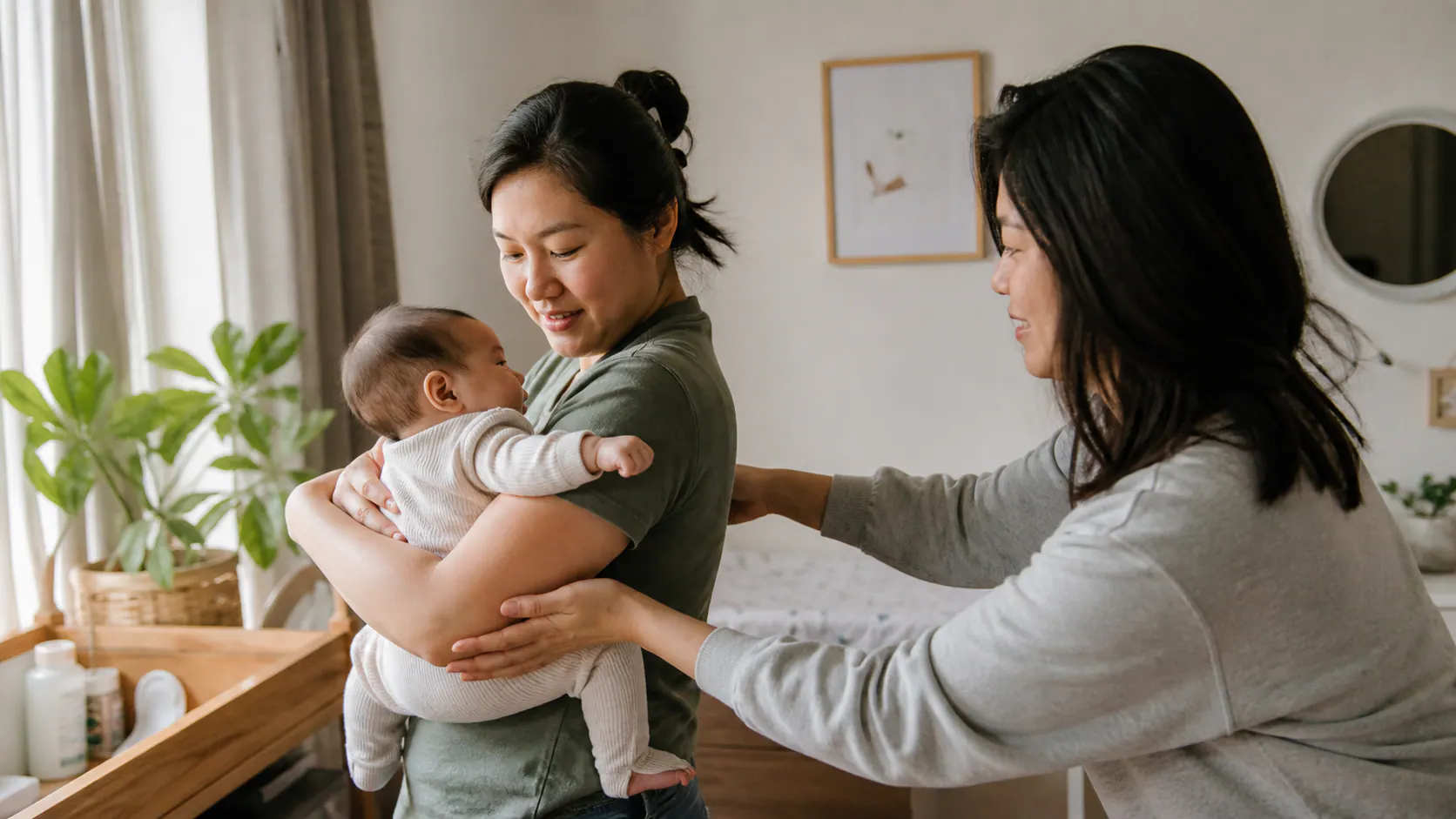 一名新手妈妈在家中调整抱孩子姿势并轻托手腕