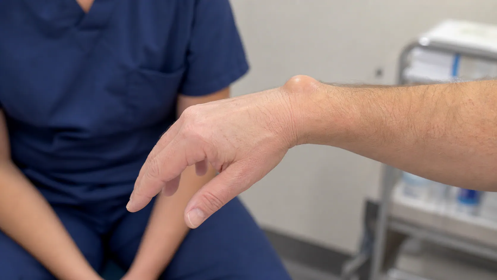 手腕上鼓起一个会变大的包：腱鞘囊肿不是用书砸掉就会好