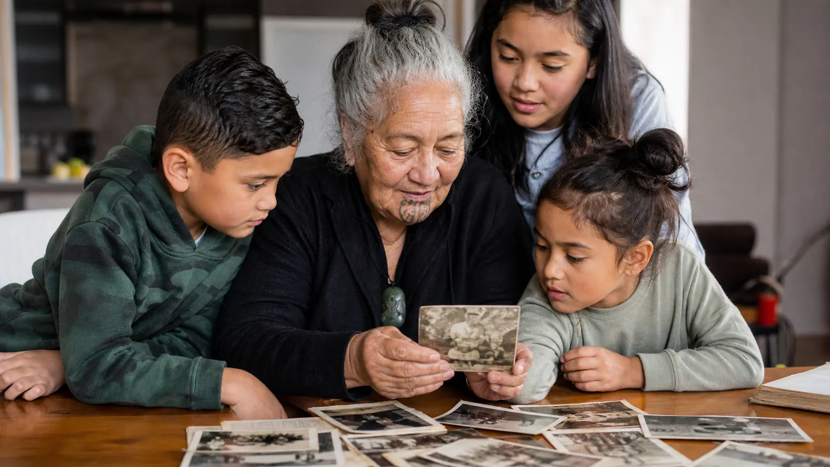 Whakatuwheratia te puka whakaahua: mā ngā pātai iti ka ora ngā kōrero a te whānau
