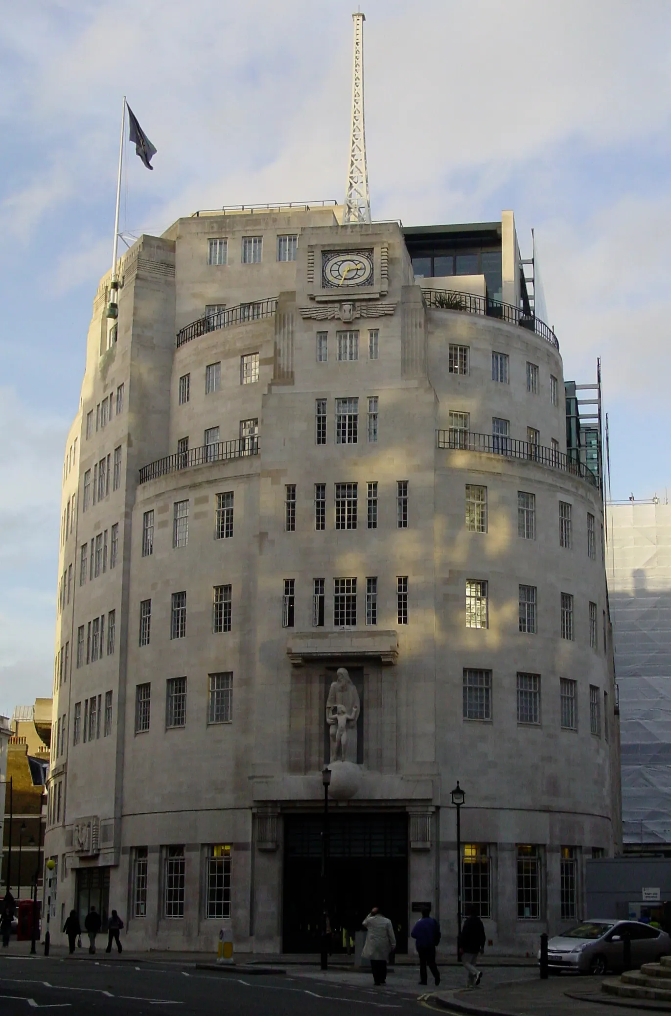 伦敦BBC Broadcasting House外观资料照片，由Canley于2006年11月28日拍摄，非此次裁员现场。